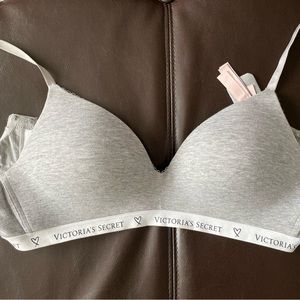 VS t-shirt bra.